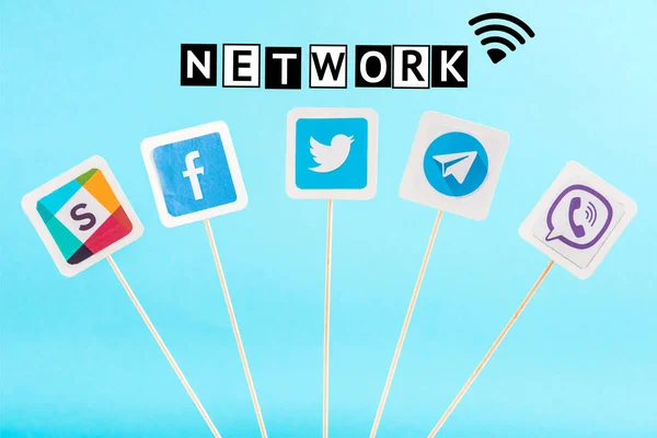 Ícones de mídia social e rede lettering isolado em azul — Fotografia de Stock