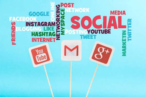 Palabras y tarjetas de redes sociales con youtube, gmail y google más logotipo aislado en azul - foto de stock