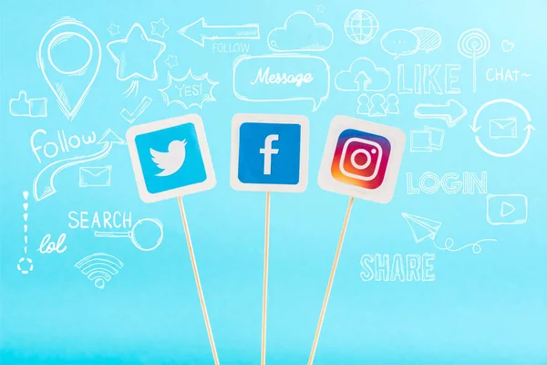 Karten mit Twitter-, Facebook- und Instagram-Logo und Social-Media-Icons isoliert auf blau — Stockfoto