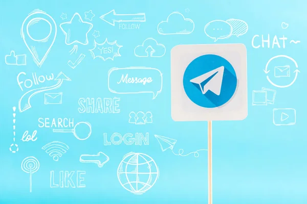 Tarjeta con logo de telegrama e iconos de redes sociales aislados en azul - foto de stock