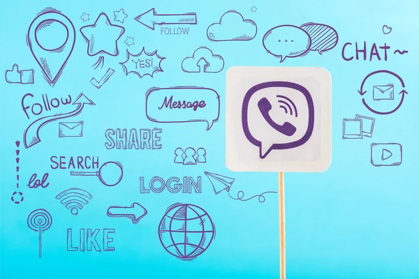 Karte mit viber-Logo und Social-Media-Symbolen isoliert auf blau — Stockfoto