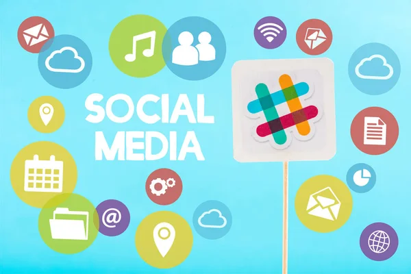 Carte avec logo mou, lettrage sur les médias sociaux et icônes multicolores isolées sur bleu — Photo de stock