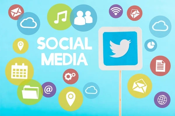 Tarjeta con logo de twitter, letras de redes sociales e iconos multicolores aislados en azul - foto de stock