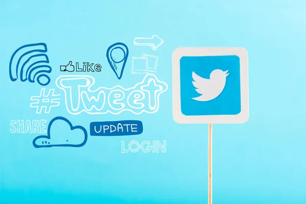 Karte mit Twitter-Logo und Social-Media-Symbolen isoliert auf blau — Stockfoto