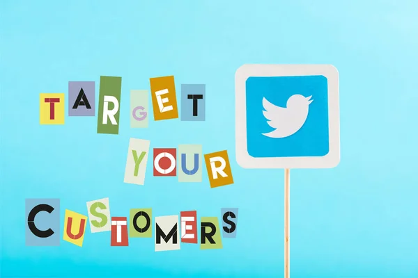 Karte mit Twitter-Logo und Target Ihre Kunden Schriftzug isoliert auf blau — Stockfoto