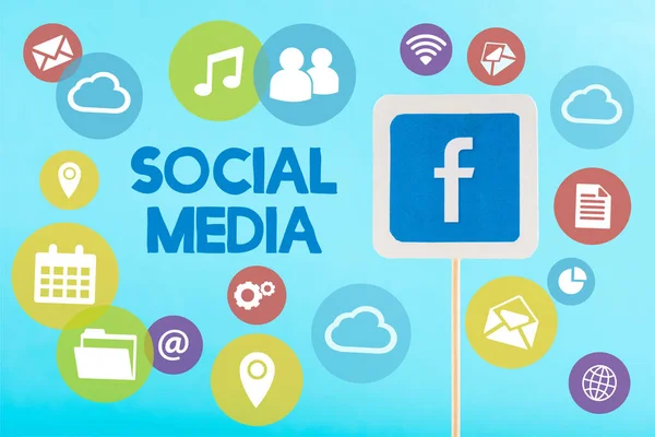 Scheda con logo facebook e icone dei social media isolate su blu — Foto stock