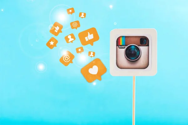 Card with instagram logo and social media icons and sparkles on blue — Stock Photo