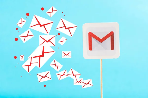 Karte mit Gmail-Logo und E-Mail-Symbolen isoliert auf blau — Stockfoto
