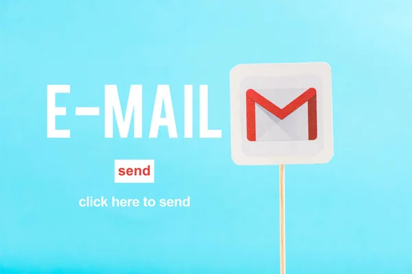 Scheda con logo gmail, e-mail e inviare parole isolate su blu — Foto stock