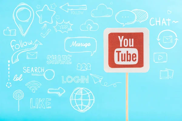 Tarjeta con logotipo de youtube e ilustración de redes sociales aislada en azul - foto de stock