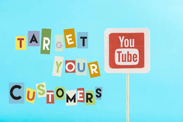 Tarjeta con el logotipo de youtube y apuntar a sus clientes letras aisladas en azul - foto de stock