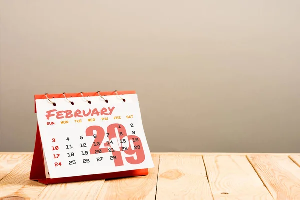 Календарь с маркировкой февраля 2019 года изолированный на бежевом с копировальным пространством — стоковое фото