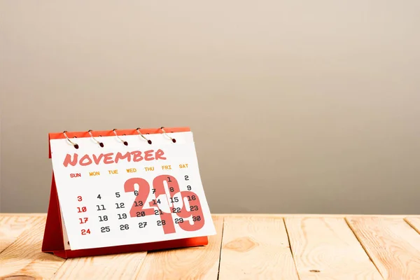 Calendario con letras de noviembre de 2019 aisladas en beige con espacio para copias - foto de stock