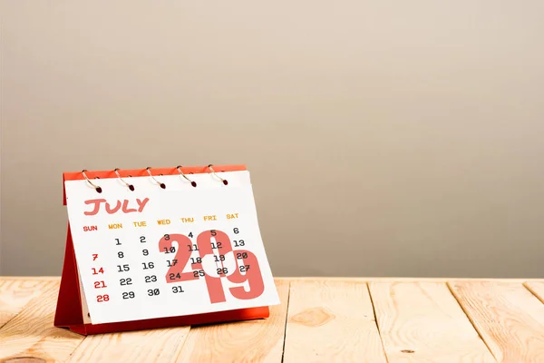 Calendario con luglio 2019 pagina isolata su beige con spazio copia — Foto stock