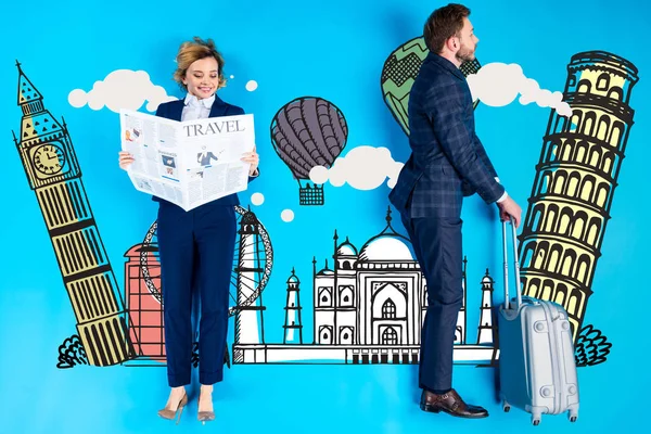 Lächelnde Geschäftsfrau liest Zeitung, während Geschäftsmann Gepäck auf blauem Hintergrund mit Gebäuden, Wolken und Luftballons abbildet — Stockfoto