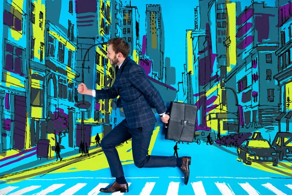 Guapo hombre de negocios en traje cruzando la calle con maletín - foto de stock