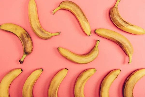 Vue de dessus de délicieuses et savoureuses bananes jaunes sur fond de corail — Photo de stock