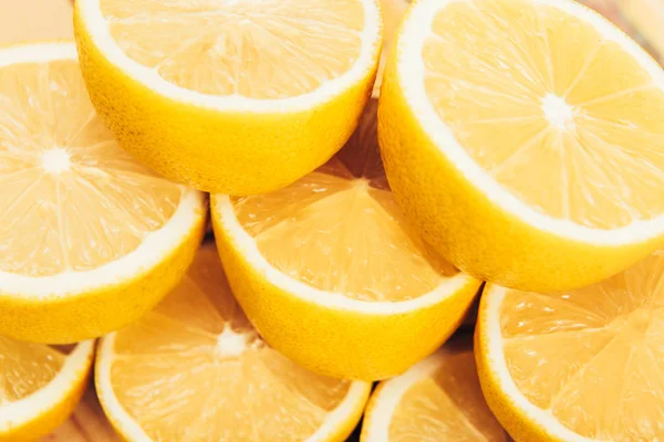 Vista de cerca de limones cortados frescos, jugosos y amarillos - foto de stock