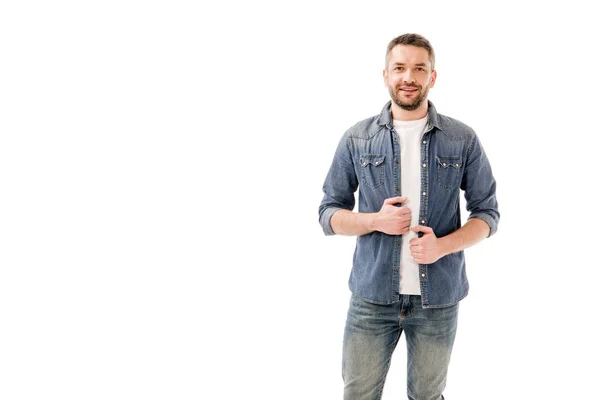 Вид спереди улыбающегося бородатого мужчины в джинсовой рубашке, изолированной на белом — стоковое фото