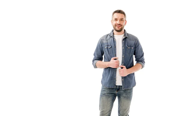 Vista frontale dell'uomo barbuto sorridente in camicia di jeans isolato su bianco — Foto stock