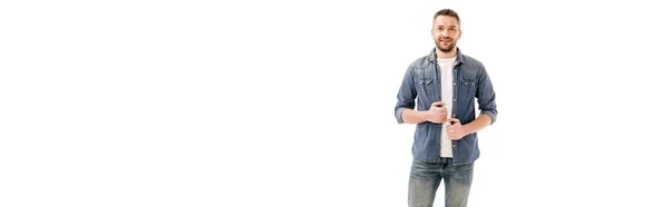 Plano panorámico de hombre barbudo sonriente en camisa de mezclilla aislado en blanco - foto de stock