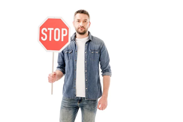 Vorderansicht des bärtigen Mannes Mann in Jeanshemd mit Stoppschild isoliert auf weiß — Stockfoto