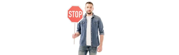 Plan panoramique de l'homme barbu homme en chemise en denim tenant stop signe isolé sur blanc — Photo de stock
