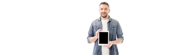 Tiro panorâmico de homem barbudo sorridente em camisa jeans segurando tablet digital com tela em branco isolado em branco — Fotografia de Stock