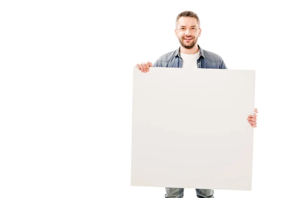 Вид спереди улыбающегося бородатого мужчины, держащего в руках бланк-карту, изолированную на белом фоне — стоковое фото