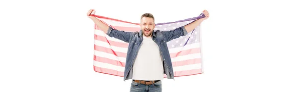 Plan panoramique d'un homme barbu souriant tenant le drapeau américain isolé sur blanc — Photo de stock