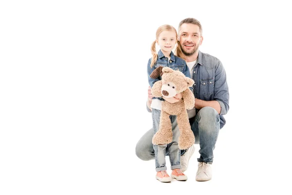 Sorrindo pai em jeans e filha com ursinho isolado em branco — Fotografia de Stock