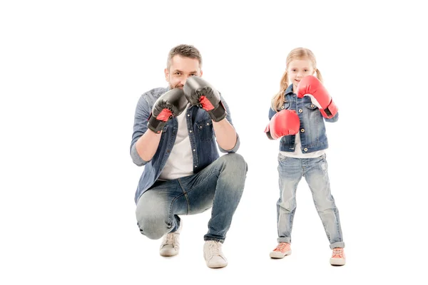 Sonriente papá y su hija con guantes de boxeo aislados en blanco - foto de stock