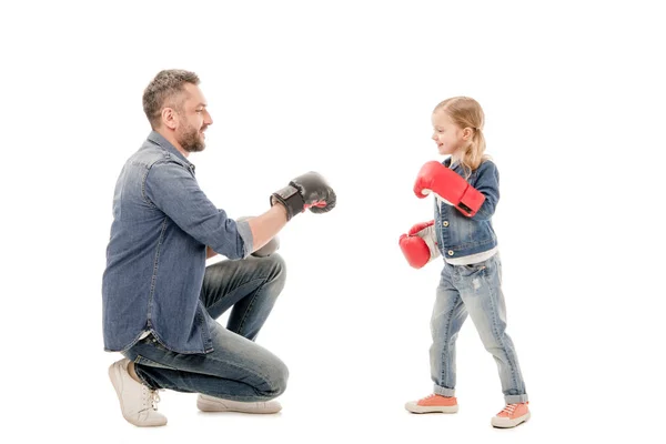 Улыбающиеся папа и дочь в боксерских перчатках изолированы на белом — стоковое фото