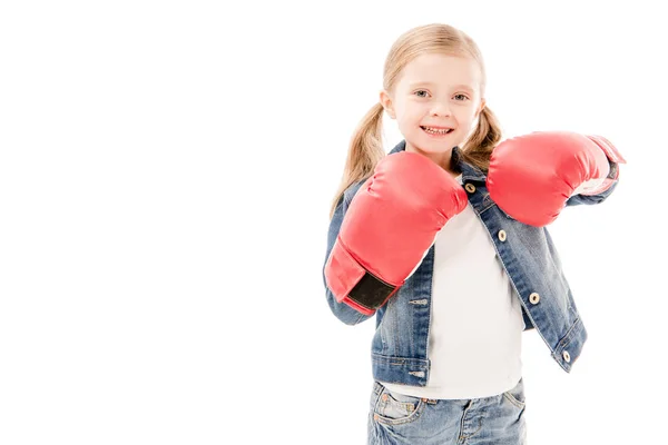 Вид улыбающегося малыша в красных боксерских перчатках, изолированных на белом — стоковое фото