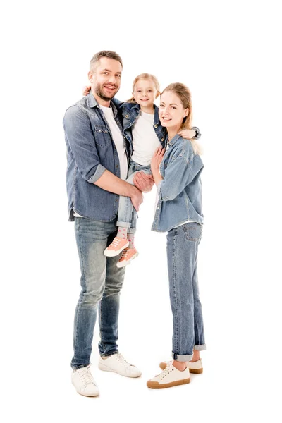 Vista completa de padres felices en jeans sosteniendo hija aislada en blanco - foto de stock