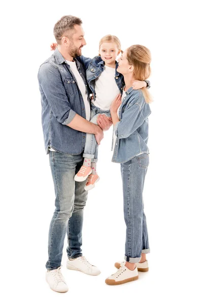 Vista completa de padres felices en jeans sosteniendo hija aislada en blanco — Stock Photo