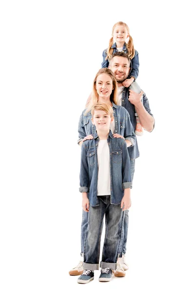 Повний вигляд щасливої усміхненої сім'ї в джинсах ізольовано на білому — стокове фото