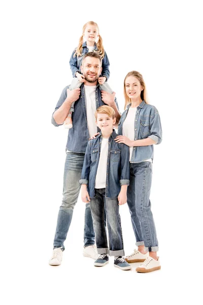 Vista completa de la feliz familia sonriente en jeans aislados en blanco - foto de stock