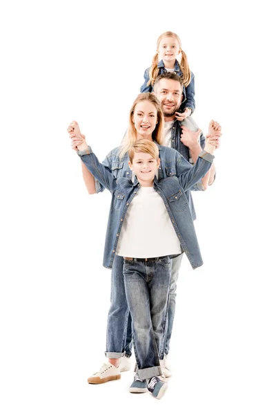 Ganzkörperansicht der glücklich lächelnden Familie in Jeans isoliert auf Weiß — Stockfoto