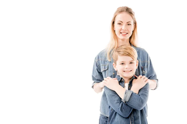 Mãe feliz e filho abraçando e olhando para a câmera isolada no branco — Fotografia de Stock