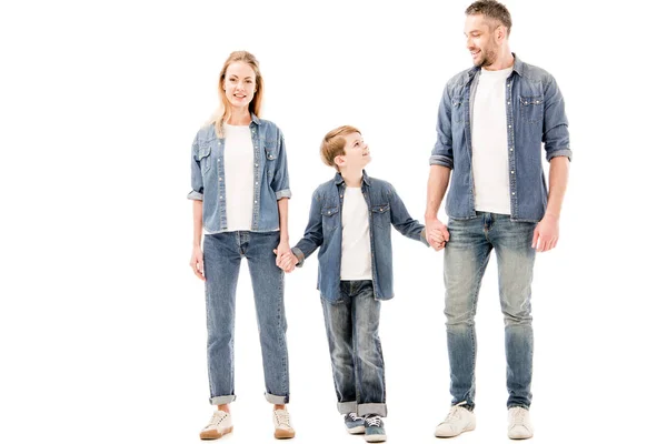 Вид мальчика в полный рост, держащегося за руки с родителями, изолированными на белом — стоковое фото