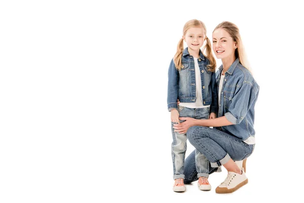 Feliz mãe e filha sorrindo isolado no branco — Fotografia de Stock