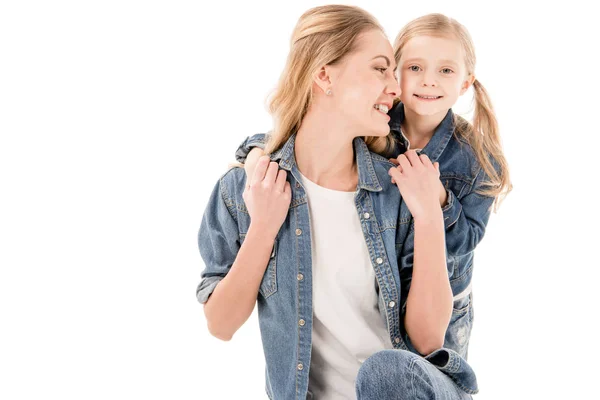 Feliz mãe e filha sorrindo isolado no branco — Fotografia de Stock