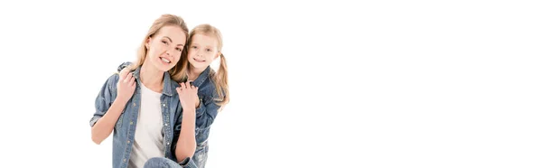 Plano panorámico de feliz madre e hija sonriendo aislado en blanco - foto de stock