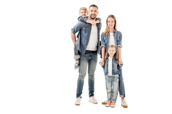 Vista completa de la familia feliz en jeans sonriendo aislado en blanco - foto de stock