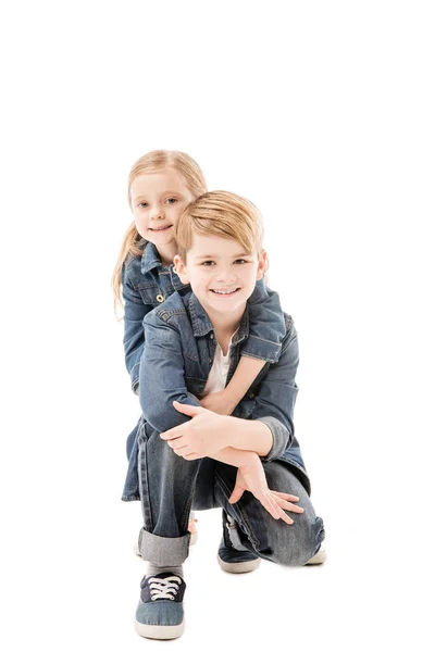 Niños felices abrazando y mirando a la cámara aislada en blanco - foto de stock