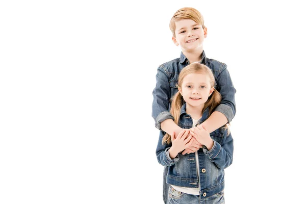 Bambini felici abbracciando e guardando la fotocamera isolata sul bianco — Foto stock