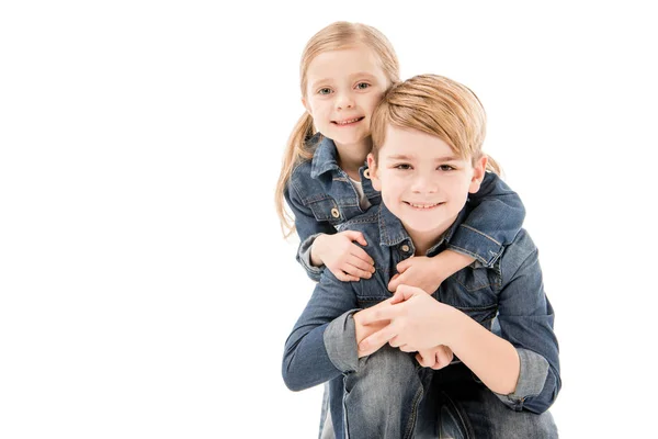 Crianças felizes abraçando e olhando para a câmera isolada no branco — Fotografia de Stock