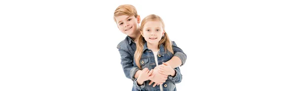 Tiro panorâmico de crianças felizes abraçando e olhando para a câmera isolada no branco — Fotografia de Stock
