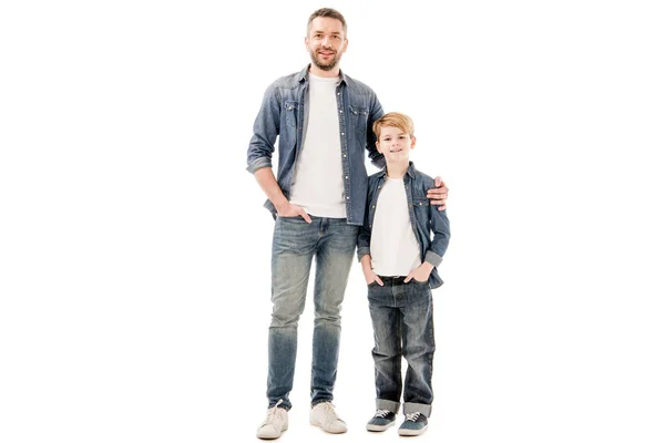 Vista completa de sonriente padre abrazando hijo aislado en blanco - foto de stock